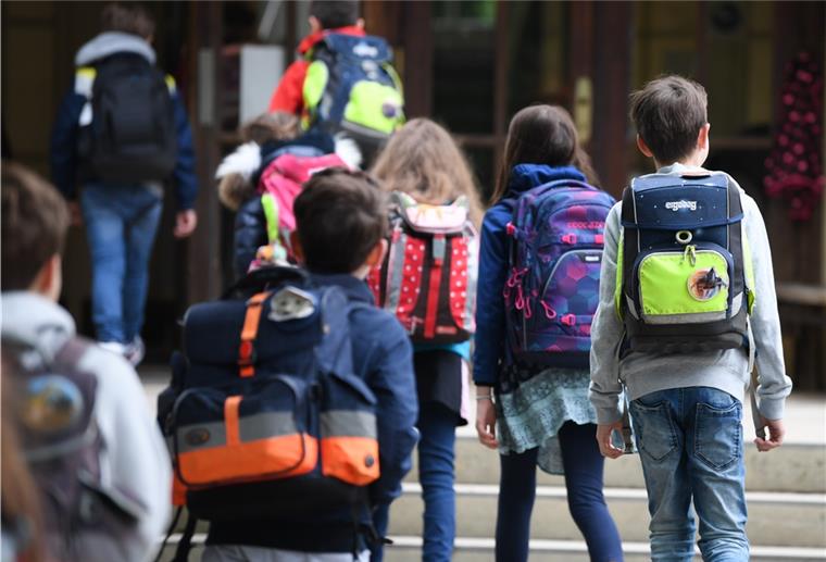 In Niedersachsen und Bremen beginnt am Montag für mehr als eine Million Schüler wieder der Unterricht - ohne generelle Maskenpflicht.