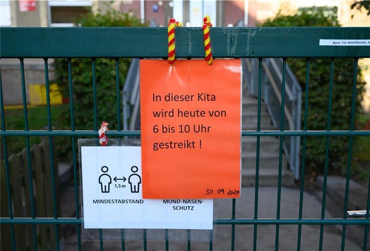 Warnstreiks bei Kitas in Niedersachsen und Bremen gestartet Ein Schild mit der Aufschrift «In dieser Kita wird heute von 6 bis 10 Uhr gestreikt» hängt am Eingangstor einer Kindertagesstätte.