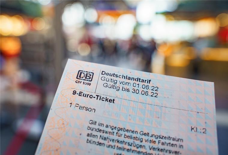 So läuft der Vorverkauf des 9-Euro-Tickets Ein frisch an einem Automaten der Deutschen Bahn erworbenes 9-Euro-Ticket, aufgenommen im Frankfurter Hauptbahnhof.