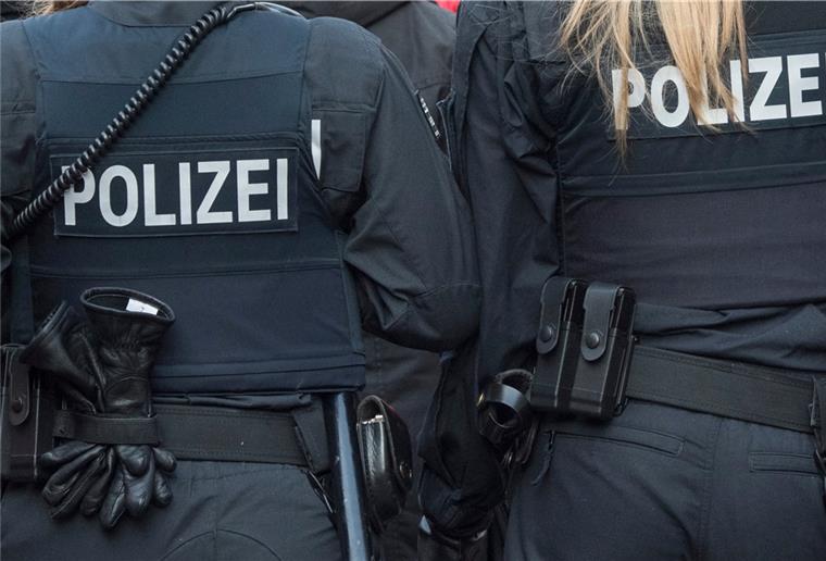 Niedersachsen: Polizei soll Regeln wegen Coronavirus durchsetzen In Niedersachsen wird die Polizeipräsenz auf den Straßen erhöht.