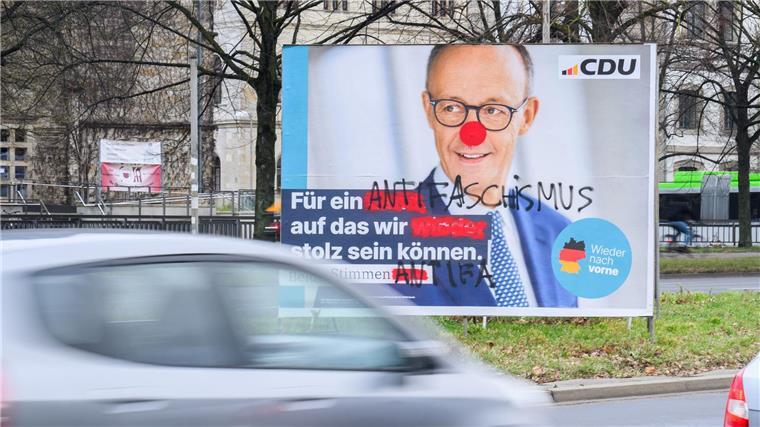 Deutlich mehr politische Straftaten im Wahlkampf In Niedersachsen wurden im Wahlkampf deutlich häufiger Wahlplakate beschädigt als 2021. (Archivbild)