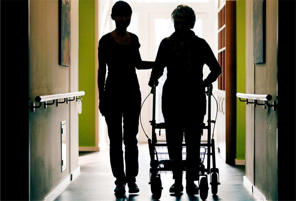 Niedersachsen: Immer mehr Corona-Infektionen in Pflegeheimen Frau an Rollator in Pflegeheim