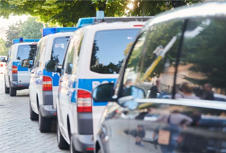 Bremen: Razzia im Kampf gegen organisierte Kriminalität Polizeiauto