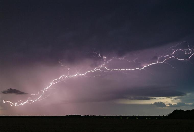 Kommt nun das Unwetter? Wetterdienst warnt vor Gewittern in Bremerhaven In Norddeutschland muss am Mittwoch mit Gewittern gerechnet werden. Auch für Bremerhaven gibt es eine Warnung vom Deutschen Wetterdienst.