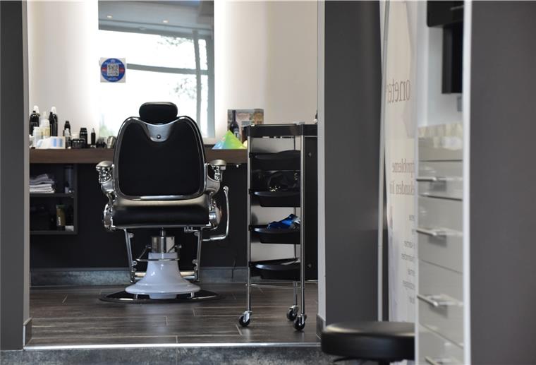 Endlich: Friseure in der Wesermarsch wieder offen In Nordenham dürfen in den Friseursalons wie im Rest der Republik wieder Kundinnen und Kundin auf den lange leeren Stühlen Platz nehmen.