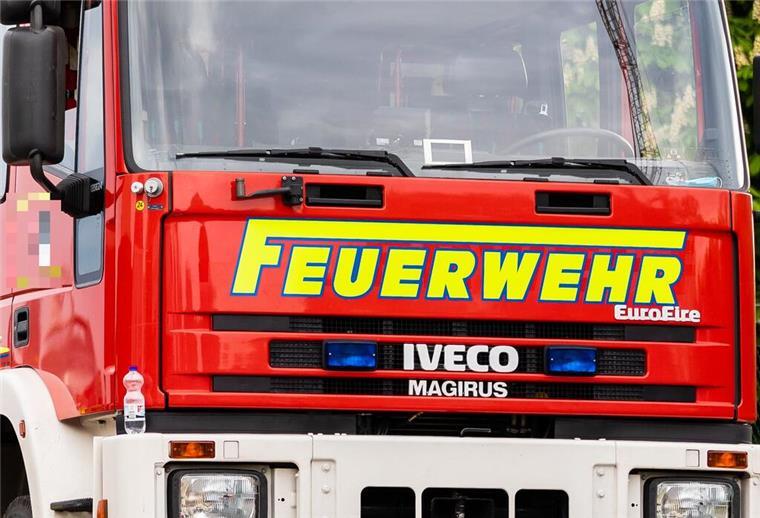 Gartenlaube brennt in der Nacht nieder Feuerwehrauto