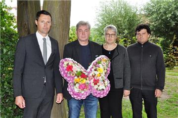 In Nordenham sind am Wochenende erstmals Schmetterlinkskinder bestattet worden. Unser Bild zeigt (von links)  Bestatter Ansgar Coners, den Gynäkologen Detlef Klünner sowie die Pastoren Heike Boelmann-Derra und Christopher Iven.