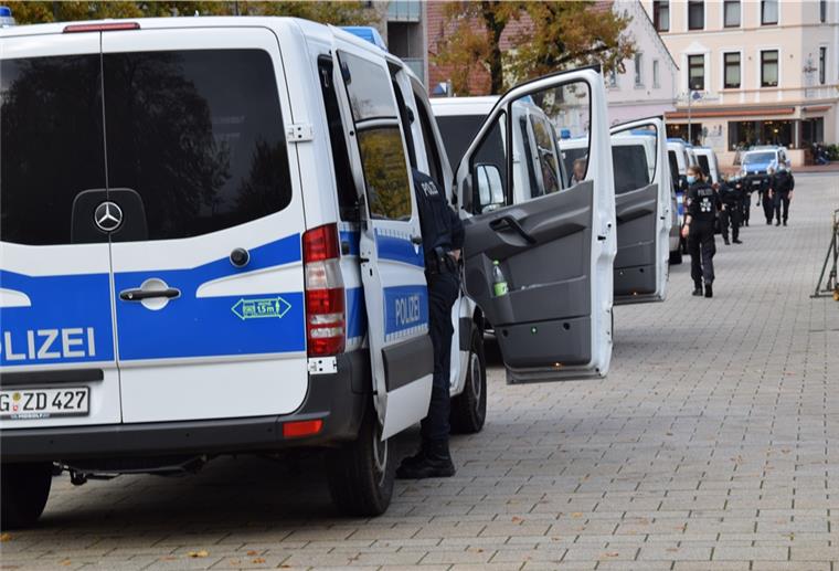 Castor: Polizei hält Großaufgebot in Nordenham für gerechtfertigt In Nordenham waren an den vergangenen Tagen zu Spitzenzeiten bis zu 200 Beamtinnen und Beamte der Landespolizei im Einsatz. Hinzu kamen zahlreiche Bundespolizistinnen und -polizisten.