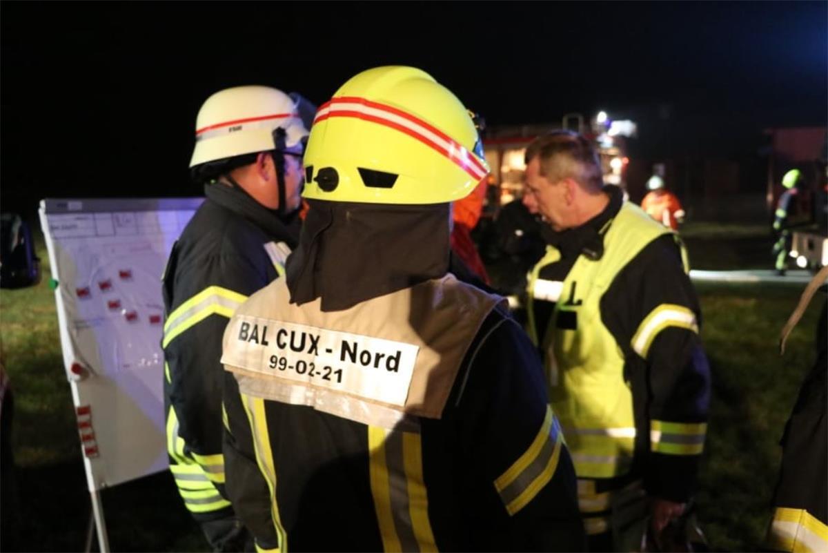 Nordholz: 5000 tote Hühner nach Feuer in Maststall In Nordholz hat es in einem Hühnermaststall gebrannt.