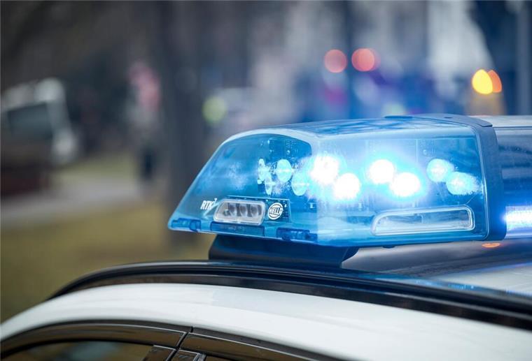 Blaulicht auf einem Einsatzfahrzeug der Polizei am Unfallort.
