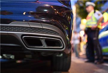 Polizeibeamte kontrollieren sogenannte Autoposer.