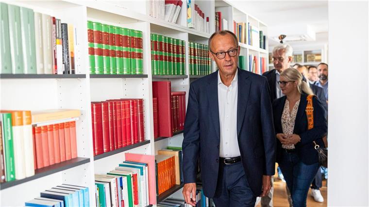 Merz unterstützt Ausbildung von Imamen in Deutschland In Osnabrück hat sich CDU-Chef Merz über die Imam-Ausbildung in Deutschland informiert.