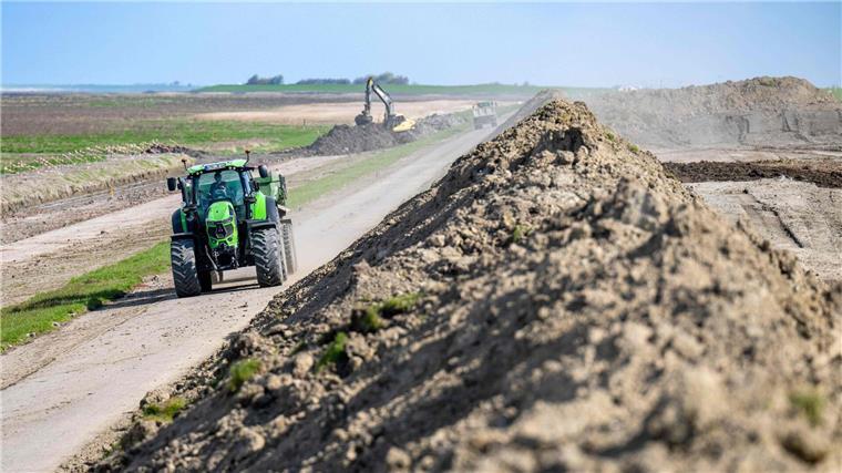 Küstenschützer im Endspurt vor der Sturmflutsaison In Ostfriesland wurden Baustellen für Deicherhöhungen rechtzeitig vor der nahenden Sturmflutsaison abgeschlossen. (Archivbild)