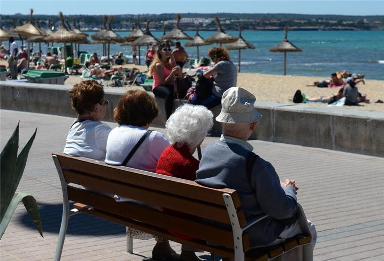 Mit 1.000 Euro Rente ins Ausland: Diese Länder lohnen sich für Auswanderer Rentner an der Playa de Palma in S'Arenal bei Palma de Mallorca