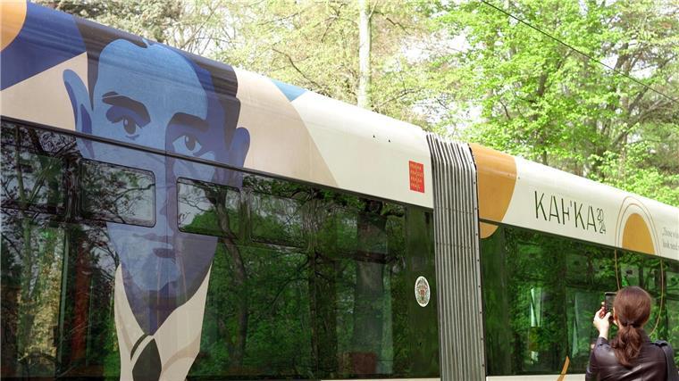 Kafka-Straßenbahn zum 100. Todestag des Autors In Prag erinnert diese neugestaltete Straßenbahn an den deutschsprachigen Schriftsteller Franz Kafka.