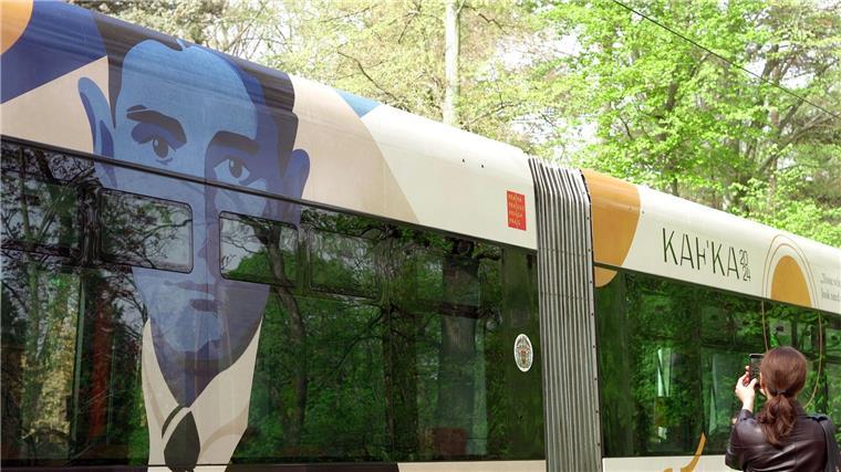 Franz Kafka erlebt eine Renaissance In Prag erinnert diese neugestaltete Straßenbahn an den deutschsprachigen Schriftsteller Franz Kafka.