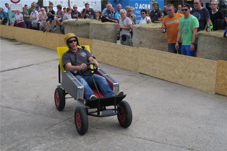 Seifenkisten sausen in Butjadingen den Deich runter In rasanter Fahrt ging es zur Freude der Zuschauer die Deichdrift runter.