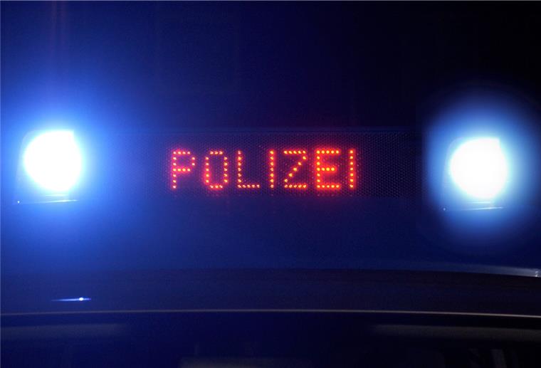Hagen: Autofahrer (20) kracht gegen Baum In Rechtebe (Gemeinde Hagen) gab es einen schweren Unfall.