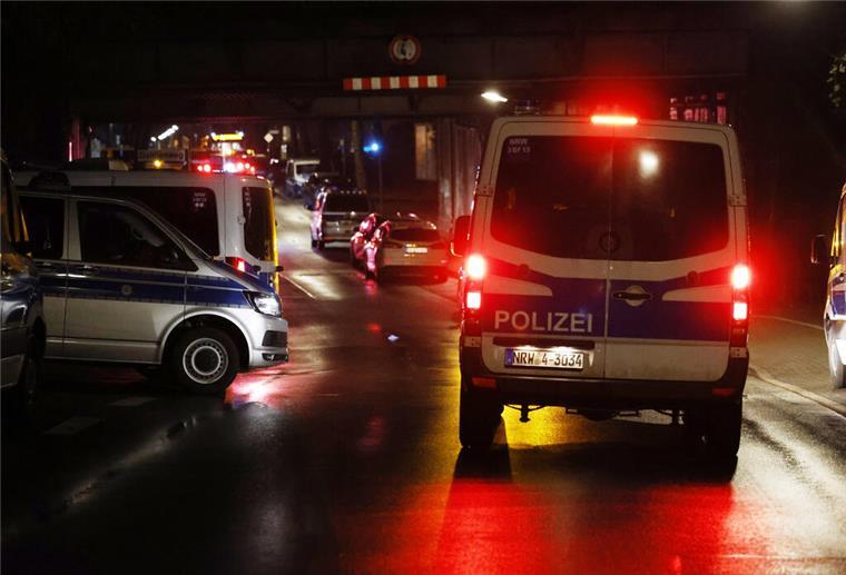 Einsatzfahrzeuge der Polizei stehen nahe der Unfallstelle.