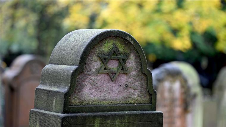 Grabsteine auf jüdischem Friedhof umgeworfen In Rinteln wurden zehn jüdische Grab- und Gedenksteine umgeworfen, in Obernkirchen wurde ein jüdischer Gedenkstein mit verfassungsfeindlichen Schriftzügen beschmiert. (Symbolbild)