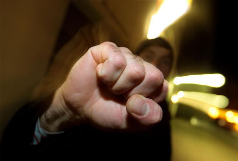 Verdacht auf versuchten Totschlag in Ritterhude Ein junger Mann hebt seine geballte Faust.