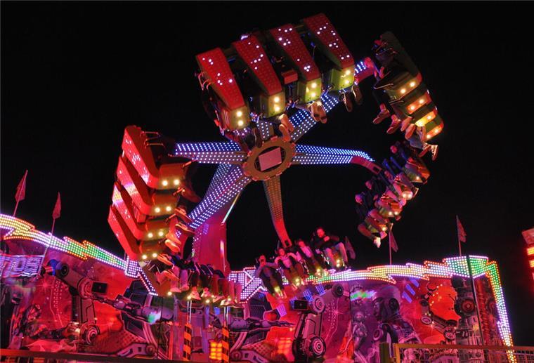 Hier gibt’s Spaß und mehr: Beste Volksfeststimmung garantiert beim Rodenkircher Markt In Rodenkirchen geht es für die Besucher hoch hinaus.