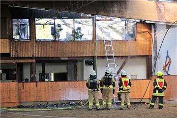 In Rodenkirchen hat es beim  Reit- und Fahrverein 
gebrannt.