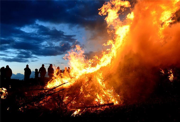 Was beim Osterfeuer alles beachtet werden muss In Rodenkirchen standen die Leute gern am Osterfeuer.