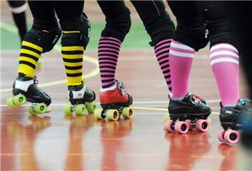 Rollschuhe in einer Sporthalle.