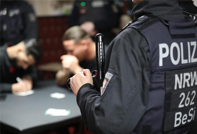 Clan-Razzia in Rotenburg: Polizei findet belastende Beweise Ein Polizist steht in einer Gaststätte bei der Durchsuchung einer Glücksspielhalle.
