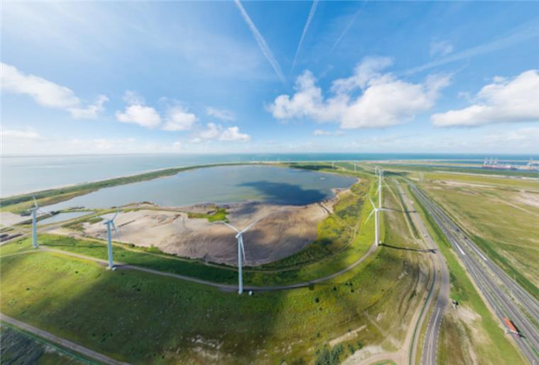 Bremerhaven: Streit um künstliche Insel aus giftigem Hafenschlick Deich umschließt Wasserflächen