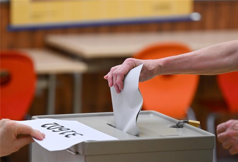 Landtagswahl: Umfrage sieht SPD in Niedersachsen nur knapp vor der CDU Eine Frau wirft bei der Stimmabgabe für die Oberbürgermeisterwahl in einem Wahllokal den Stimmzettel in die Wahlurne.