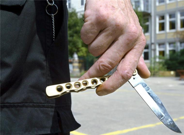 Gestern Finnland, heute Russland: Messerstecher gehen auf Opfer los In Russland ist heute ein Mann mit einem Messer auf Passanten losgegangen.