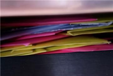 Wahlbriefe im überfüllten Briefkasten.