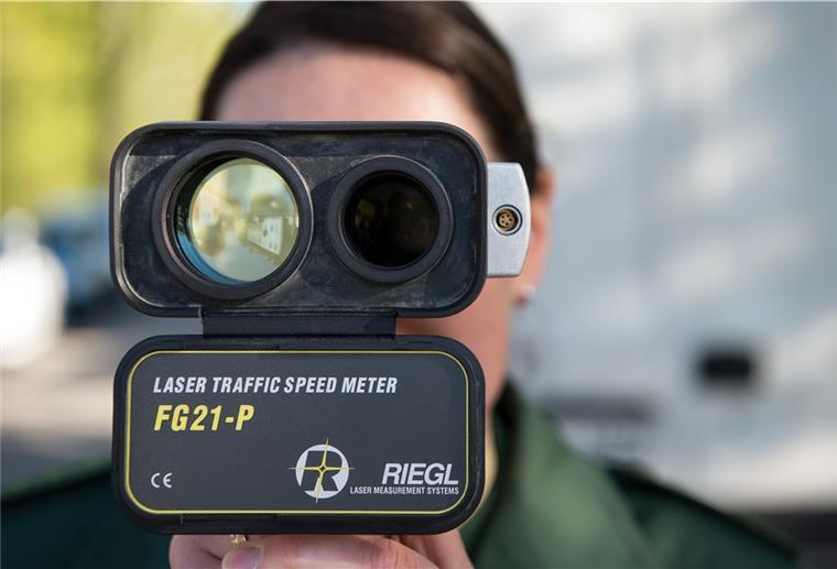 Wegen der Baustelle auf der K58: Mehr Tempokontrollen in Schiffdorf Eine Polizeihauptmeisterin schaut im Rahmen einer Geschwindigkeitsmessung durch ein Lasergerät.