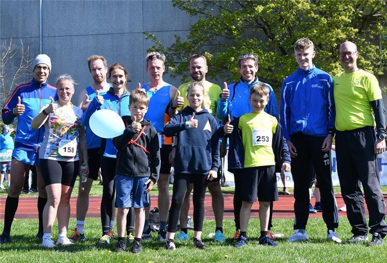 Nordenhamer Plaatweg Runners laufen vielen davon In Schortens zeigten (vorne von links) Kerstin Brader, Jona Wagner, Anneke Wachtendorf, Noah Wagner sowie (hinten von links) Simon Wagner, Fabian Aßmann, Tanja Lischewski, Torsten Bruns, André Diekmann, Jörg Brunkhorst und Tammo Doerner gute Leistungen. Rechts Trainer Stefan Doerner.