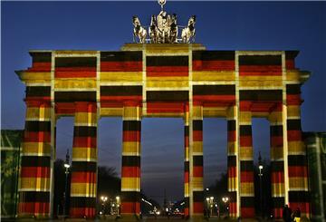 In Schwarz-Rot-Gold erstrahlt das Brandenburger Tor - einst Symbol der Teilung Deutschlands.