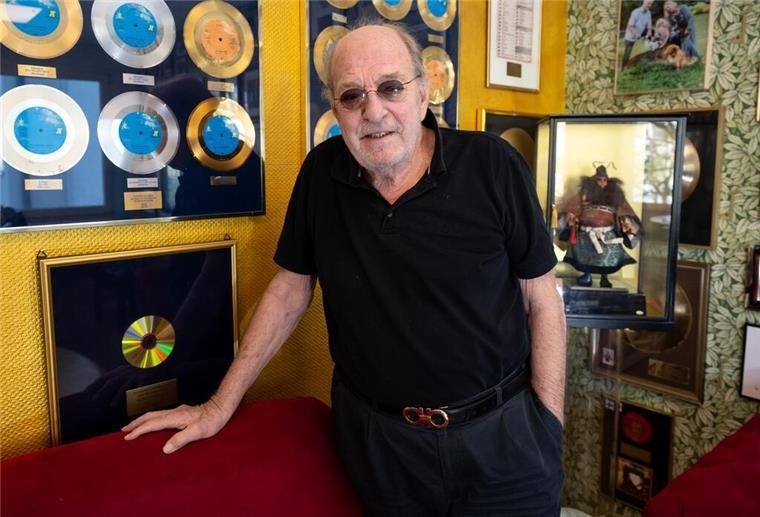 Sein Traum: Noch mal zum ESC - Ralph Siegel wird 80 In seinem Büro in der Nähe von München hat Ralph Siegel zahlreiche Auszeichnungen hängen. (Archivbild)