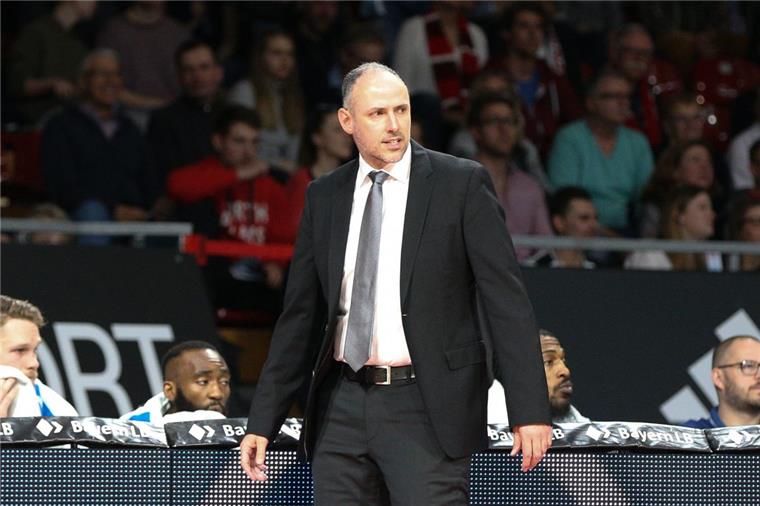 Eisbären beenden ihre Negativserie beim Heimdebüt von Mai In seinem ersten Heimspiel als Headcoach der Eisbären konnte Michael Mai gleich einen Sieg bejubeln.