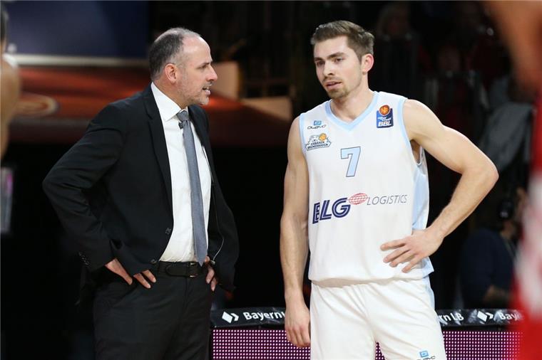 In seinem ersten Spiel als Eisbären-Headcoach konnte Michael Mai (links) die Niederlagenserie nicht stoppen. Adrian Breitlauch und Co. traten in München aber verbessert auf.