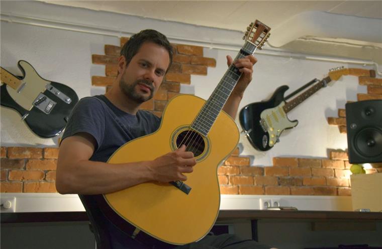 In seinem Haus in Schiffdorferdamm komponiert Wolfgang Uhlich unter dem Dach, im Keller hat er einen Probenraum eingerichtet. Bei einigen seiner Eigenkompositionen ist die Liebe zum Stil des britischen Musikers Mark Knopfler – einem der besten E-Gitarristen der Welt – herauszuhören.