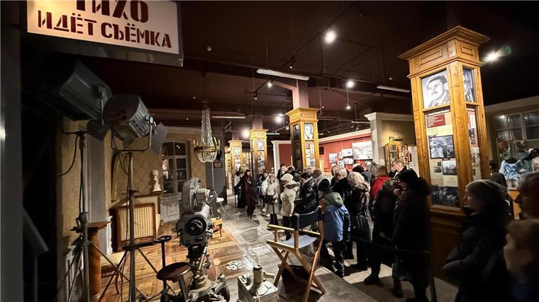 „Traumfabrik“ Mosfilm produziert seit 100 Jahren Propaganda In seiner 100-jährigen Geschichte hat Russlands größtes Filmstudion Mosfilm mehr als 2000 Spielfilme hervorgebracht.
