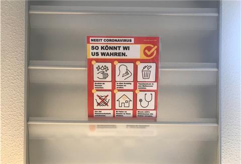 In seiner Hausarztpraxis in Tarmstedt informiert Dr. Florian Steiner mit einem Hinweisschild auf Plattdeutsch, wie man sich vor einer Erkrankung mit Covid-19 schützen kann.