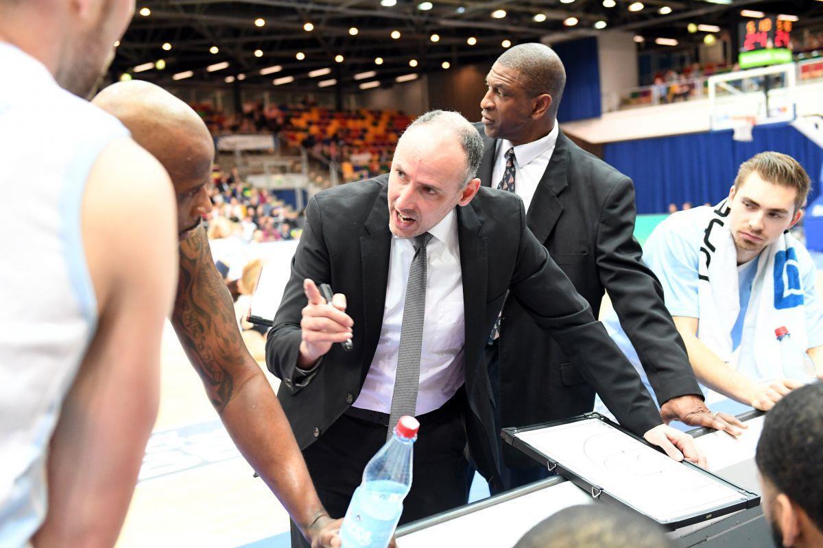 In seiner kurzen Zeit als Eisbären-Trainer hat Michael Mai (Mitte) einiges bewegt, auch wenn es nicht zum Klassenerhalt reichte. Ob der 44-Jährige in der ProA an Bord bleibt, ist noch nicht klar.