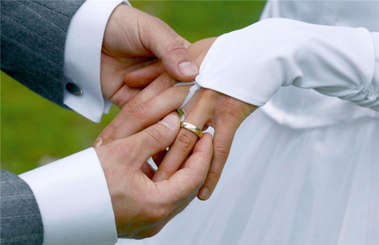 Zufall oder Trend? Kirchliche Hochzeiten boomen in Selsingen In Selsingen 2017 besonders häufig zu sehen: Ein Bräutigam streift bei der Trauung seiner Braut den Ehering über den Finger.