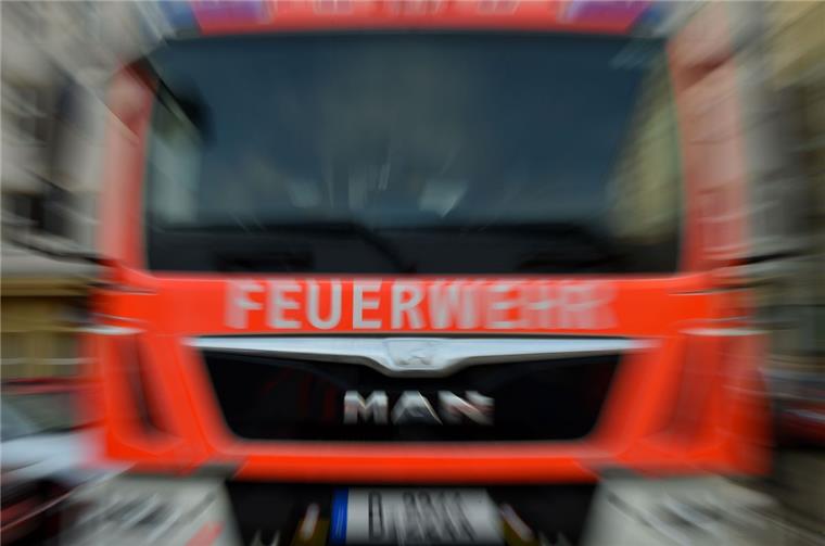 In Sittensen brannte Sonntagabend ein Schuppen. Die Feuerwehr konnte ein Übergreifen der Flammen auf das benachbarte Wohnhaus verhindern. 