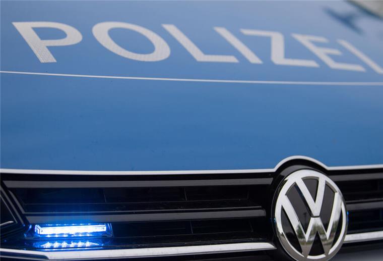 Beinahe-Unfall in Sittensen: Grundschüler springt in letzter Sekunde zur Seite Ein Blaulicht leuchtet an einer Polizeistreife.