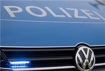 Ein Blaulicht leuchtet an einer Polizeistreife.