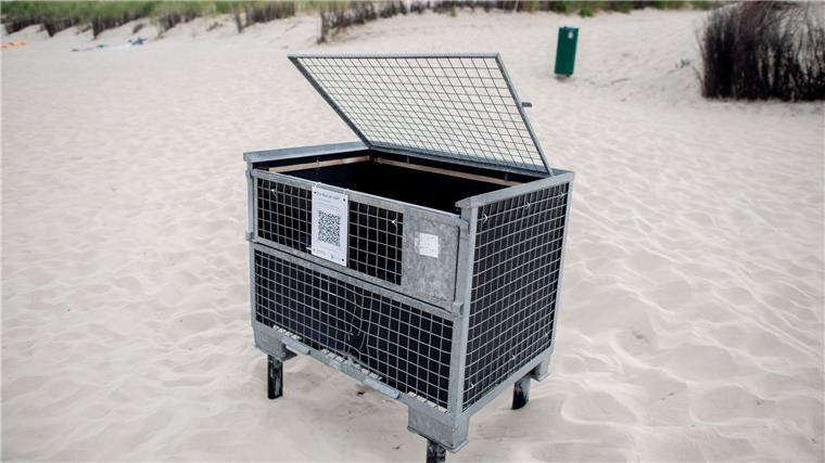 Ostfriesische Inseln arbeiten an klimaneutraler Zukunft In sogenannten Strandmüllboxen kann am Nordseestrand gesammelter Müll auf Spiekeroog entsorgt werden.