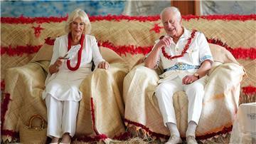 In sommerlichem Outfit zeigten sich Charles und Camilla am ersten Tag des Besuchs.